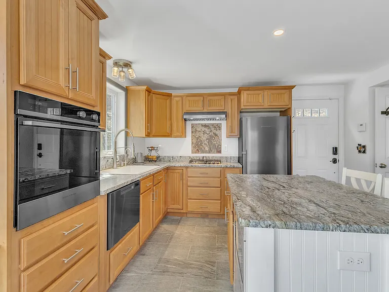 864 South Rd — Photo 9
