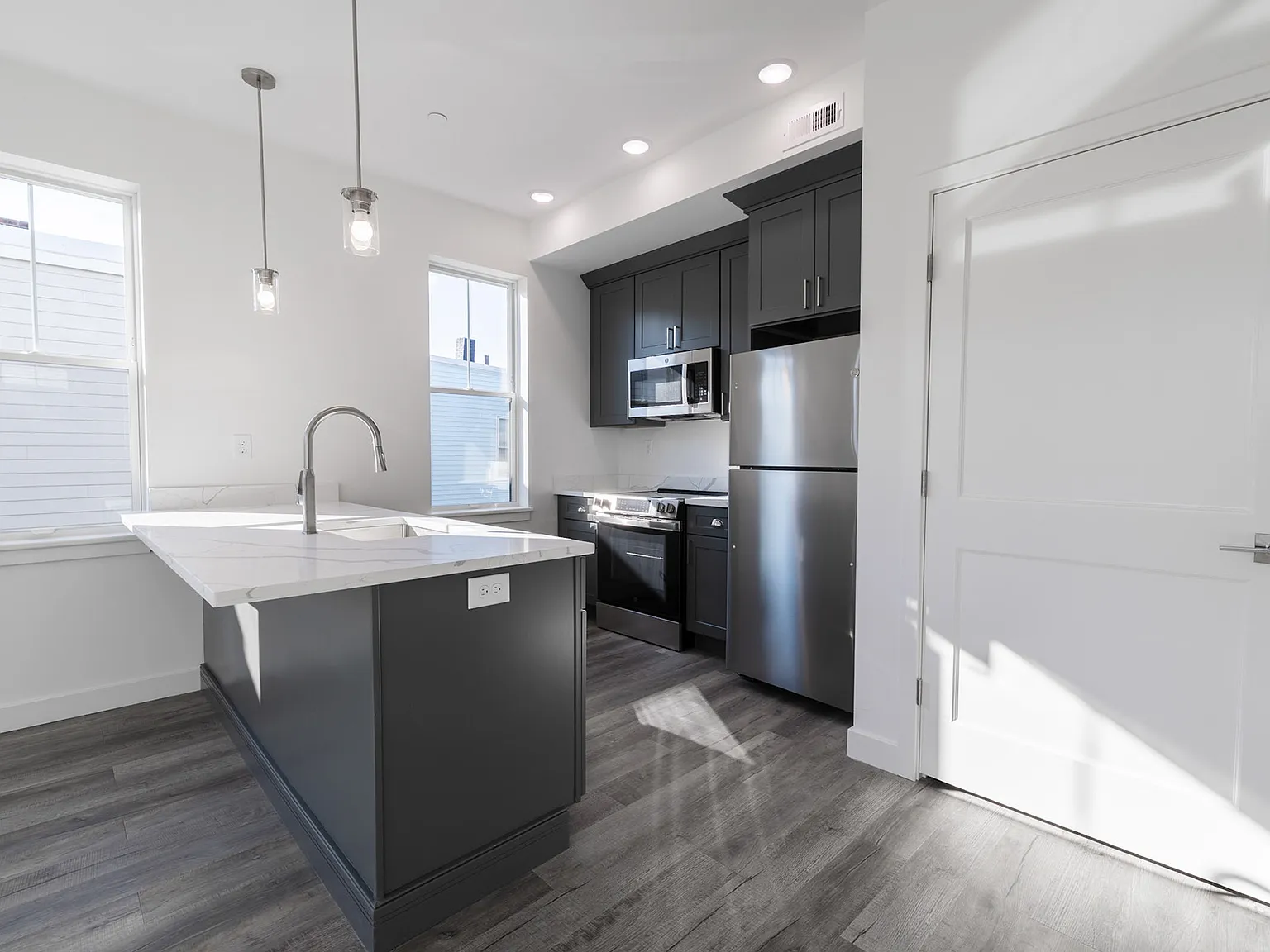 2 bed, 900 sqft, $3,250 — Photo 3