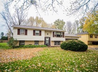 18 Adeane Dr E, Rochester, NY 14624
