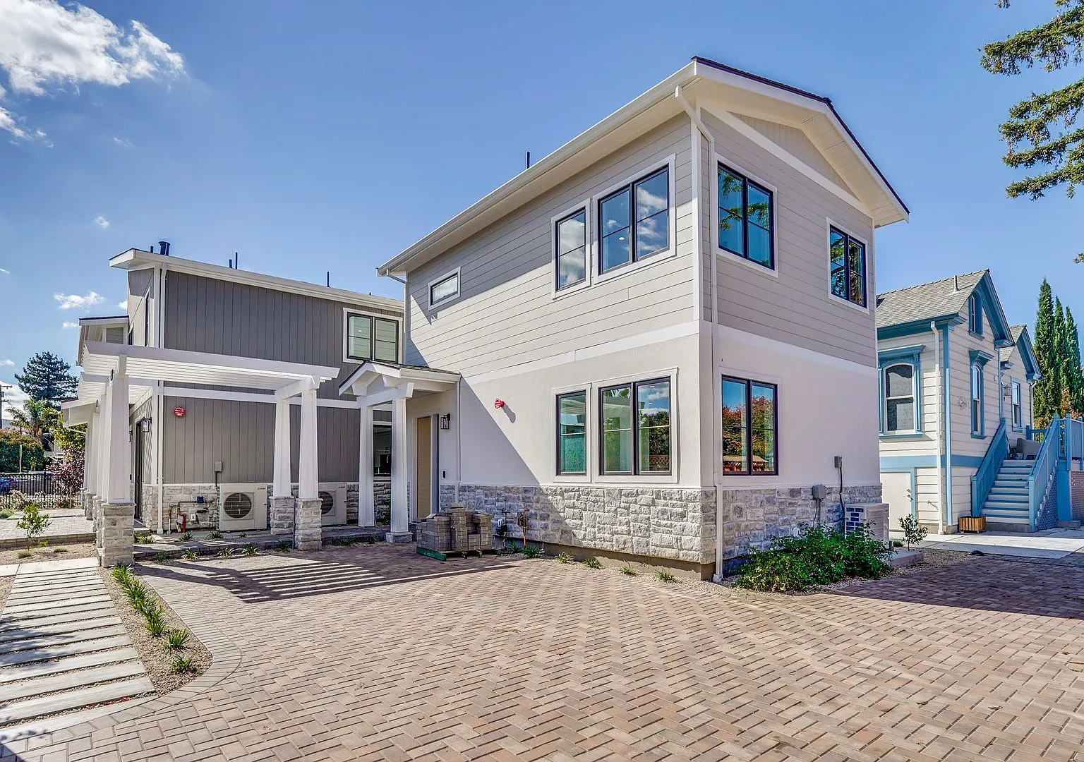 Newer Contemporary 2 Bed, 1.5 Bath ADU in the Heart of Redwood City — Photo 3