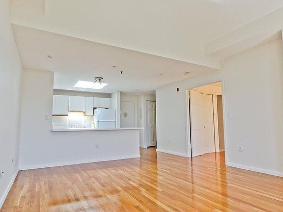 4th image of 11 Church St Unit 619