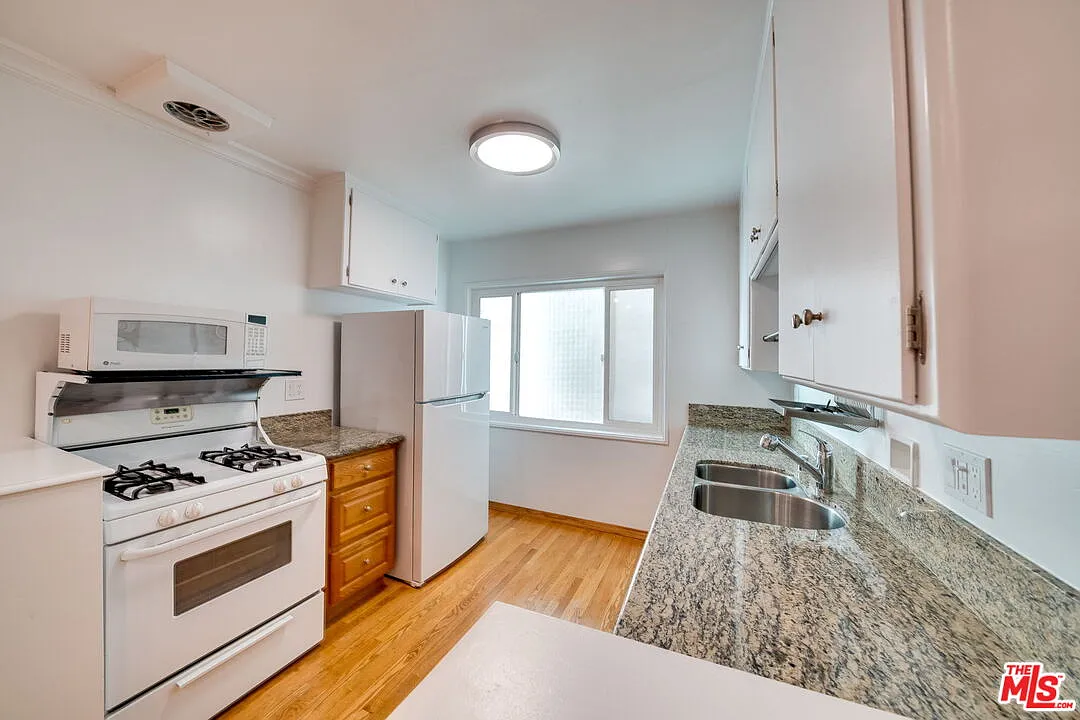 Building Photo - 927 6th St #3