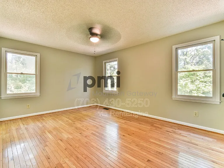 135 Beacon Hill Dr — Photo 17