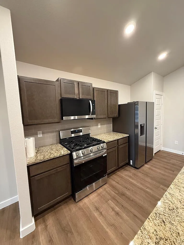 3 bed, 2.0 bath, 1450 sqft, $2,600 — Photo 3