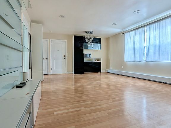 3rd image of 17 Hammond Pond Pkwy APT 4