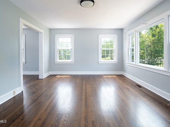 4th image of 1600 NE Charles Dr