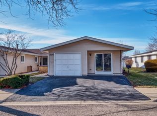 1086 Mohegan Ln, Schaumburg, IL 60193