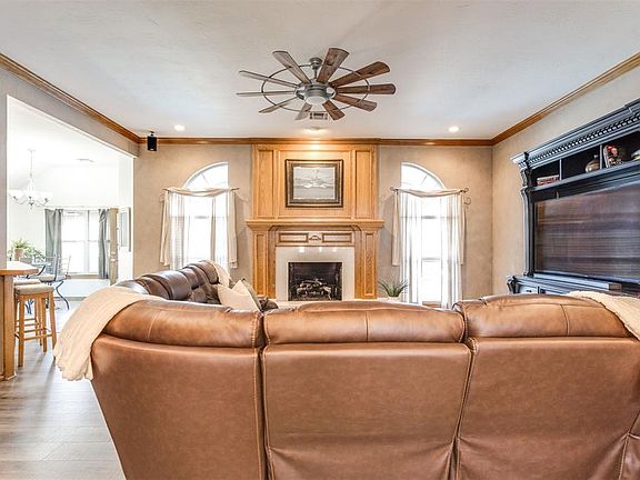 4th image of 1313 SW 124th Ter