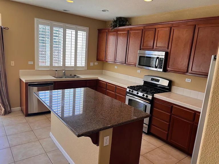 1066 Amber Ridge Ln — Photo 2