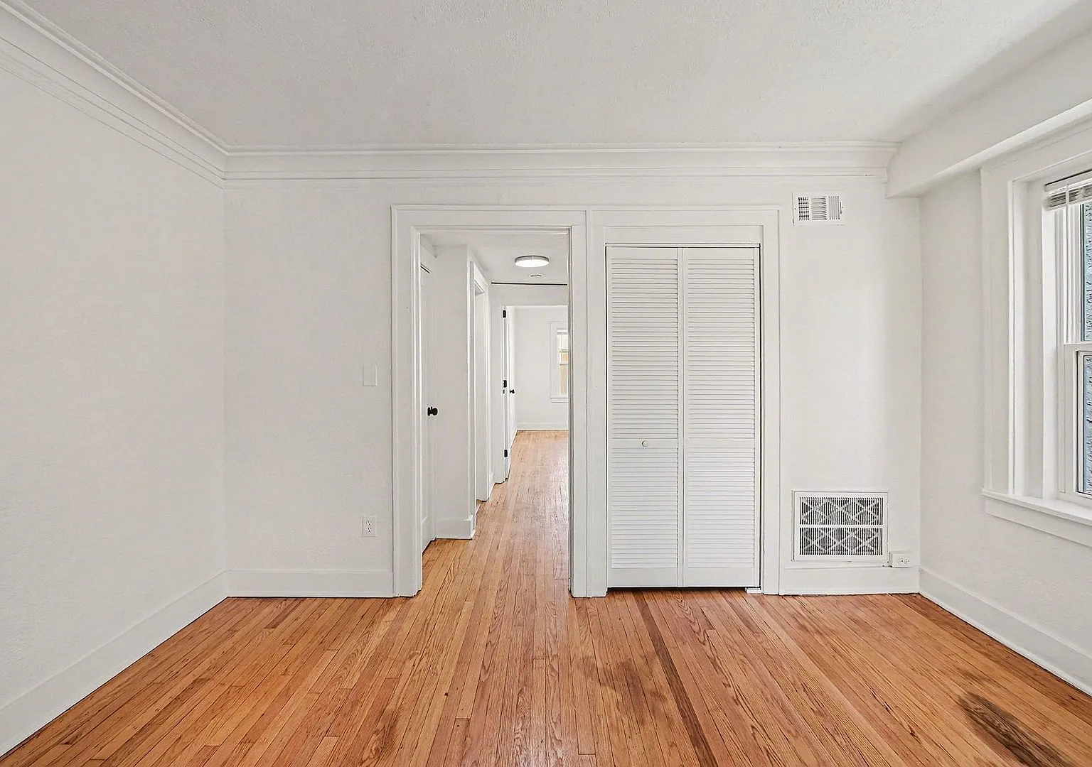 The Bristol Apartments — Photo 4