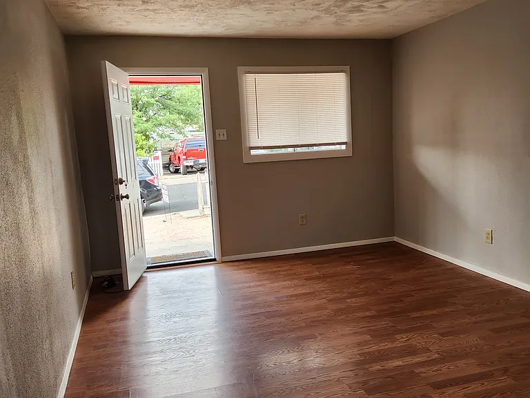 Sierra St — Photo 4