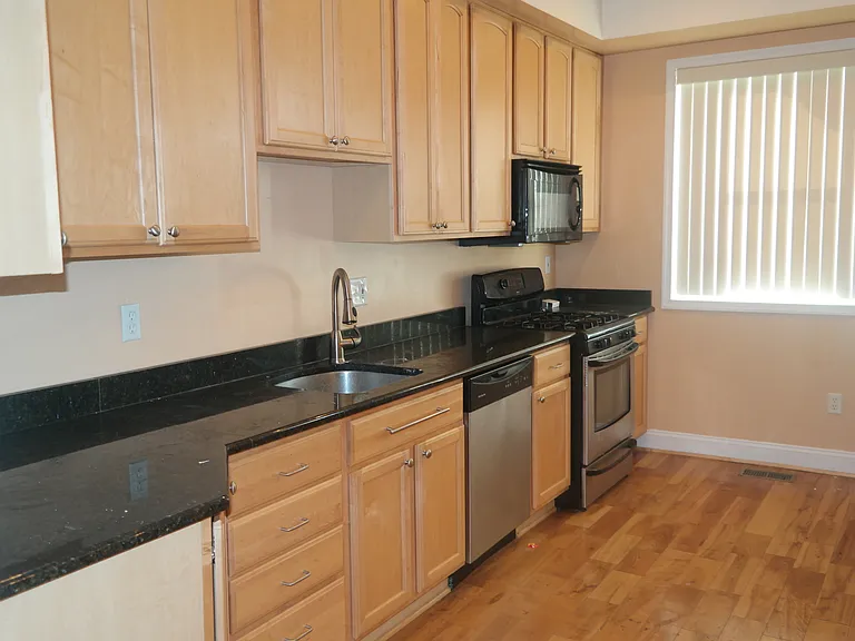 132 N Linwood Ave — Photo 4