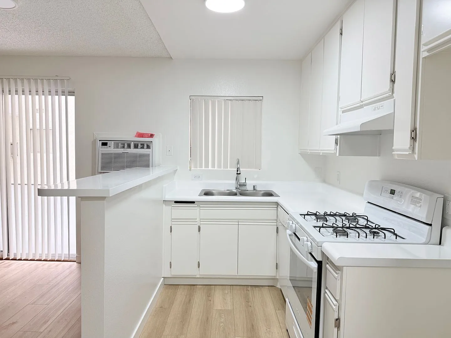 400 Westmoreland Apartments - Modern, approachable, city-living vibe — Photo 3