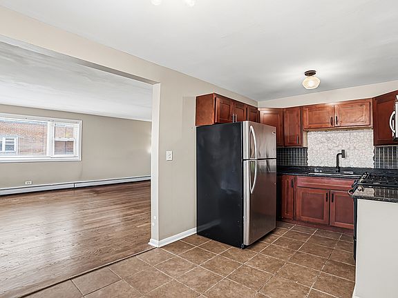 2nd image of 2411 W Balmoral Ave APT 3B