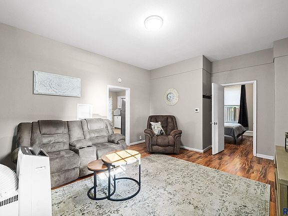 3rd image of 641 S Prairie Ave