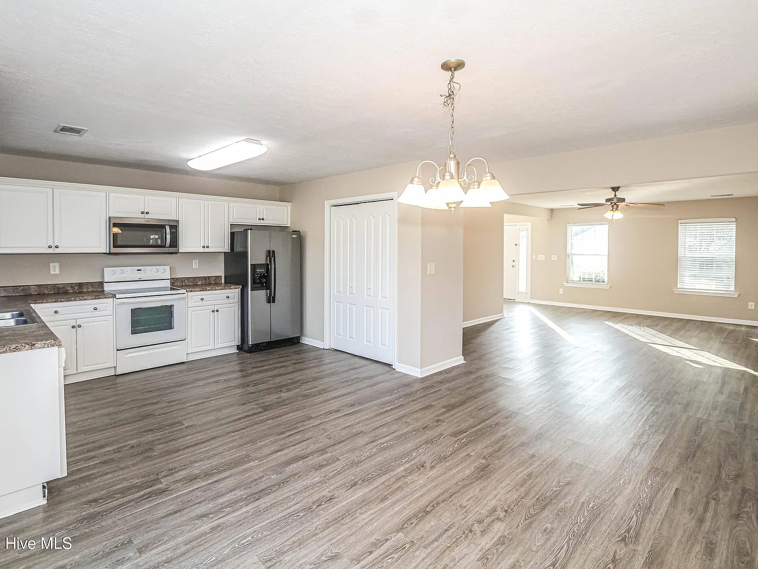 4 bed, 2.5 bath, 2332 sqft, $2,000 — Photo 4