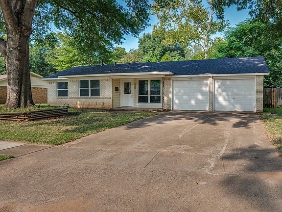 3rd image of 800 Sherwood Dr
