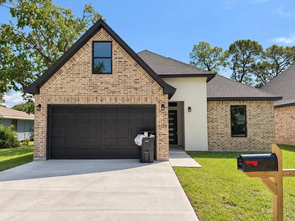 6298 Garner St, Groves, TX 77619