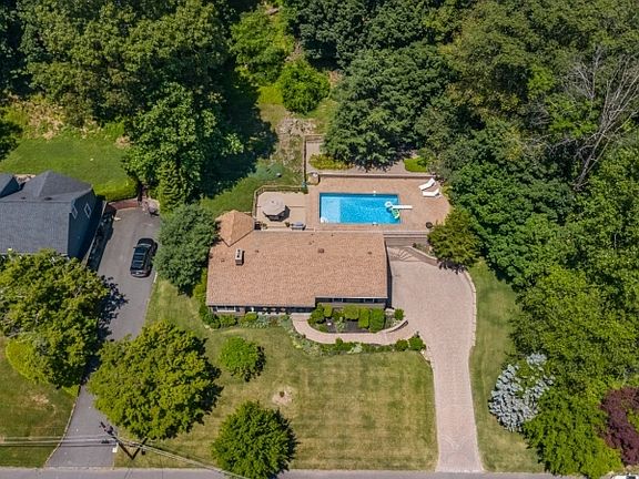 3rd image of 36 Leamoor Dr