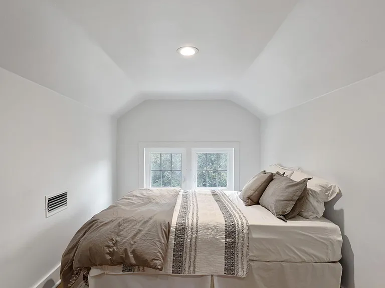 829 N Madison Ave — Photo 29