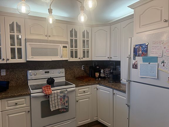 4th image of 2555 Collins Ave APT 2103