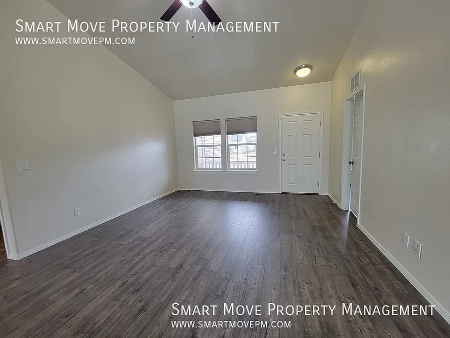 Single level 4 bedroom + Office in Meridian. Park & Pool across the Street! — Photo 4