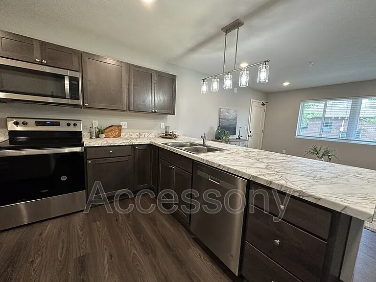 2340 Y St #7 — Photo 5