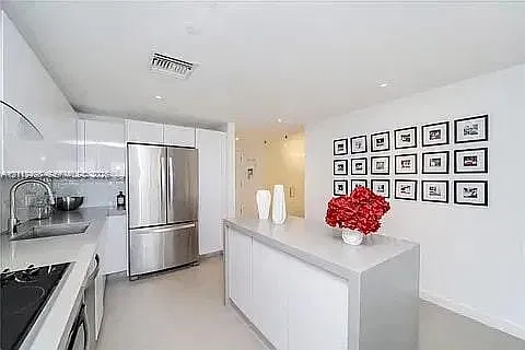 Canvas Condo — Photo 3