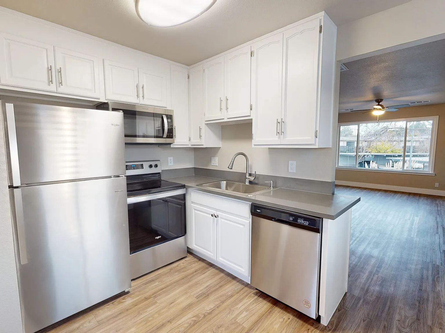 Holiday Gardens Apartments — Photo 1