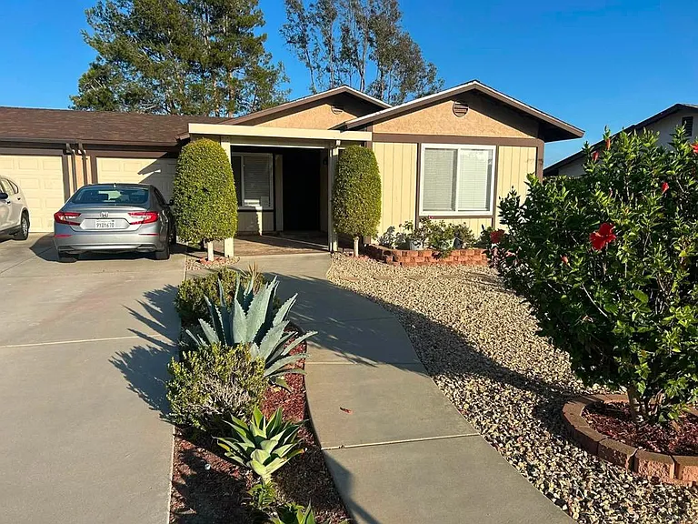 1404 Highridge Dr — Photo 1
