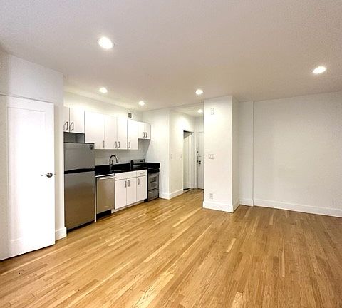 3rd image of 213 E 37th St #6J