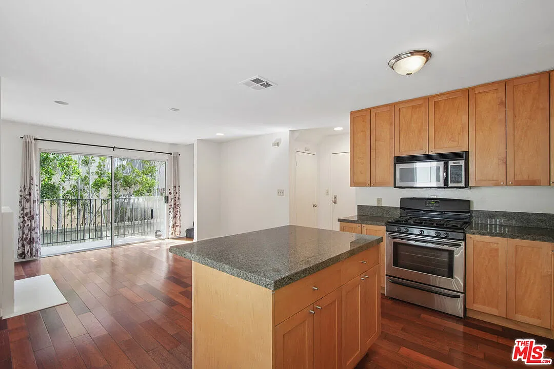 937 Wilcox Ave — Photo 4
