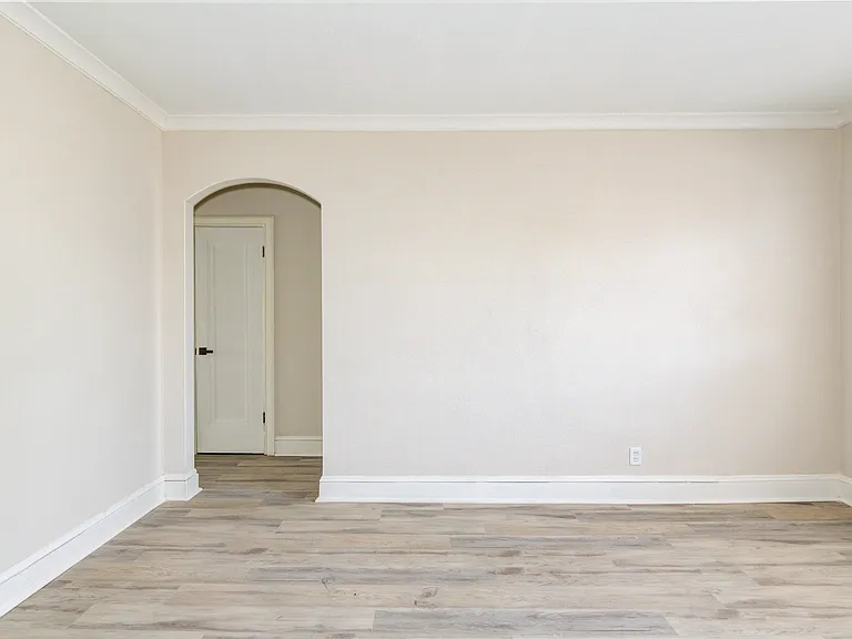 4963 Winona Ave — Photo 6