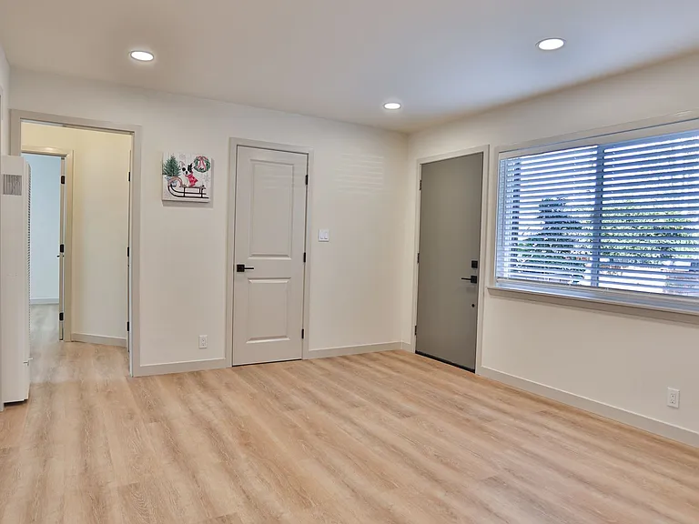 Maude Ave 7 LLC — Photo 9