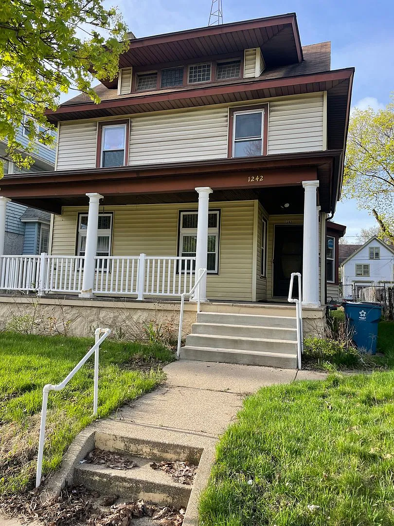 Large Single Family Five Bedroom Home! — Photo 1