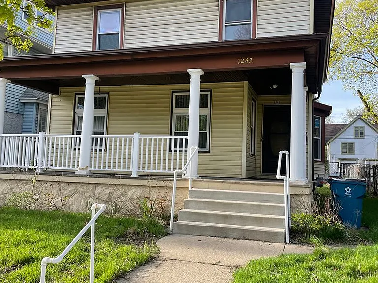 1242 Wealthy St SE — Photo 32
