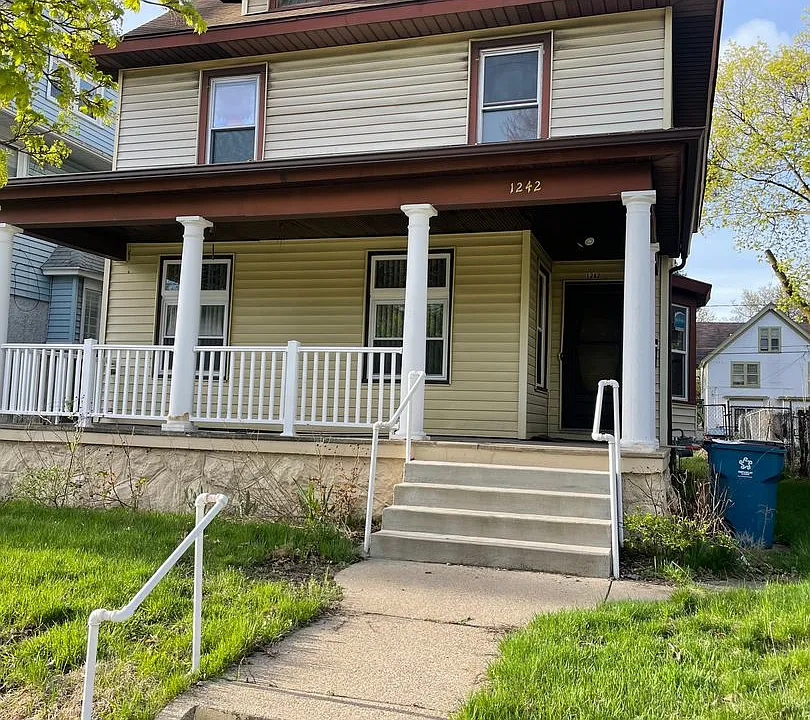 1242 Wealthy St SE