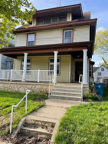 1242 Wealthy St SE Photo 1