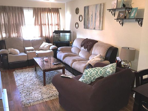 3rd image of 52 Briar Mills Dr