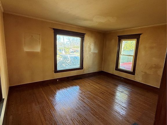 2nd image of 142 Franklin St