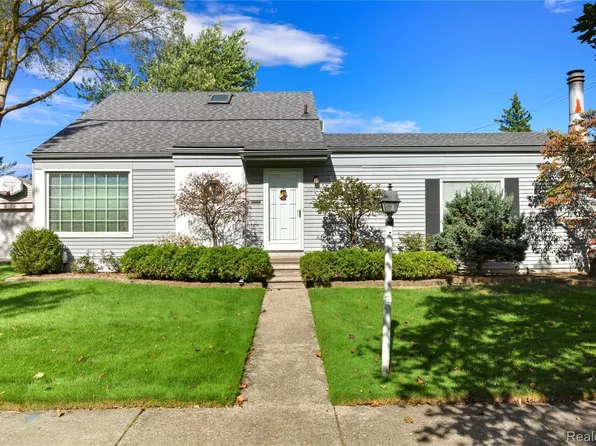 10404 Hart Ave, Huntington Woods, MI 48070