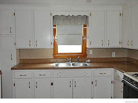 5th image of 382 Martha Ave