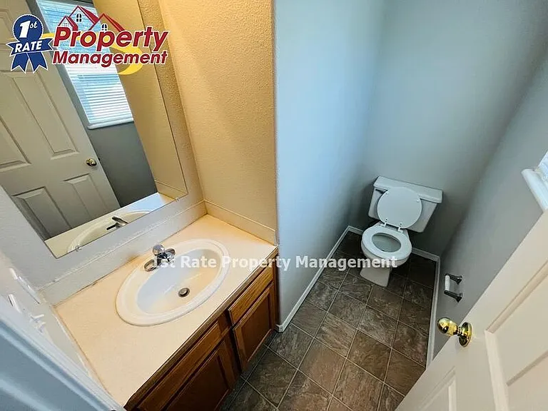 2914 W Stewart Ave #101 — Photo 9