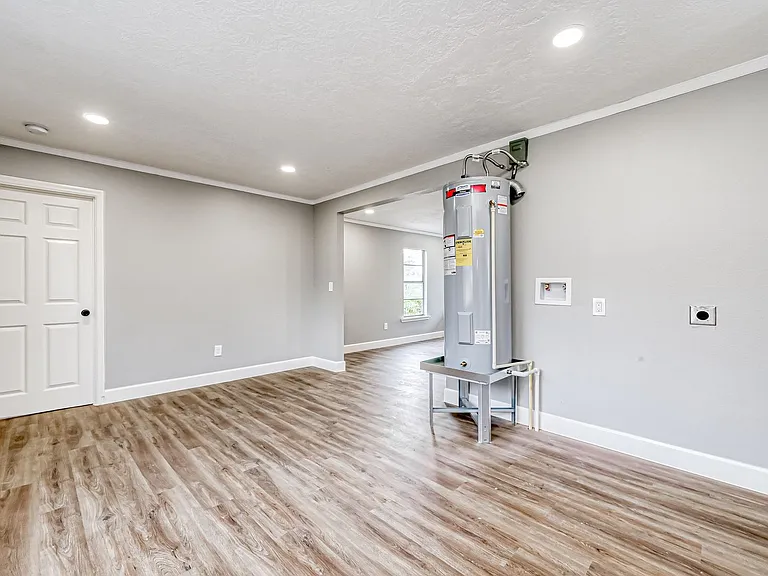 6715 Victoria St — Photo 4