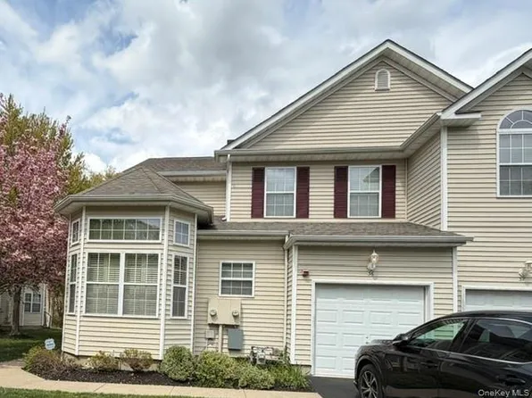 36 Cranberry Circle, Medford, NY 11763