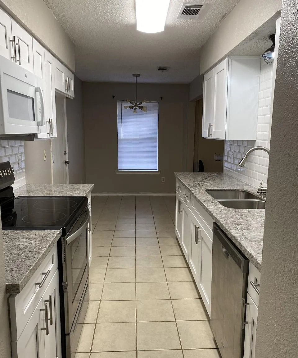 3 bed, 1103 sqft, $1,800 — Photo 2
