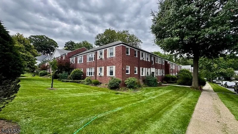 1 bed, 1.0 bath, $2,200 — Photo 2