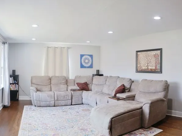 227 N Butterfield Rd, Libertyville, IL 60048