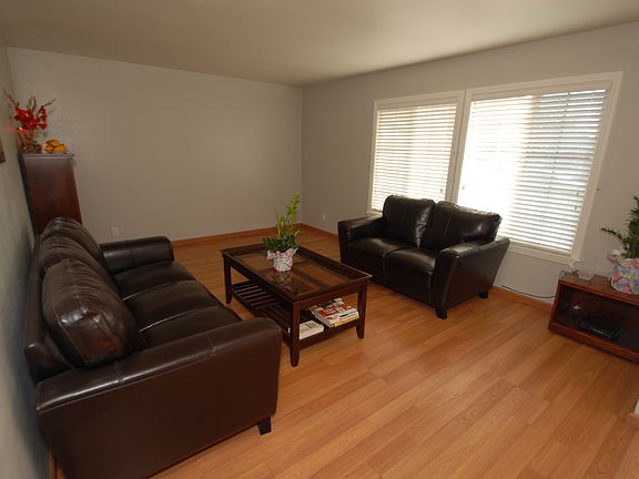 3rd image of 10255 Baroness Ave