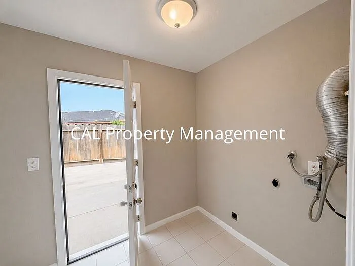 421 Michael Cir — Photo 7